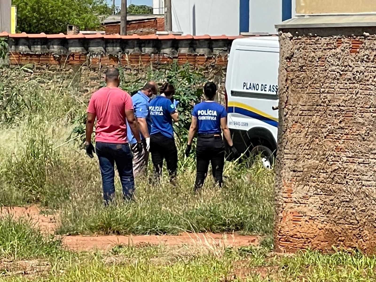 Equipe da Perícia Criminal no local do achado de cadáver - Foto: Jornal da Nova